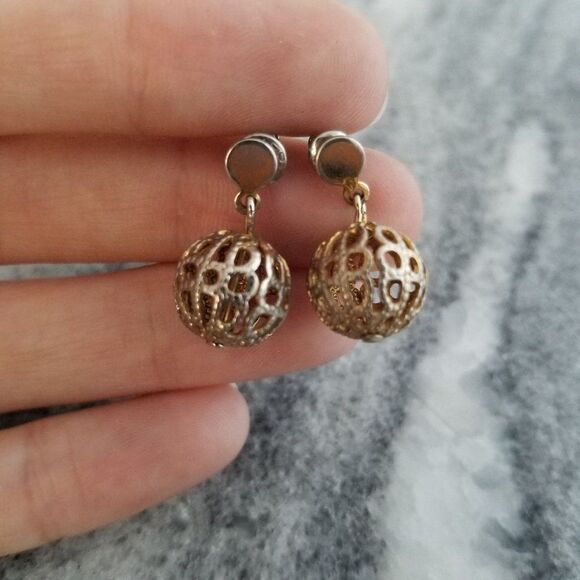 Vintage Filigree Orb Post Earrings, Small Drops, Silver Tone Estate - Picture 1 of 4